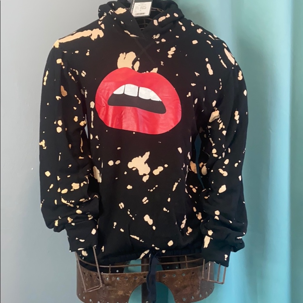 NWT hooded..lip print/splatter paint sweatshirt.